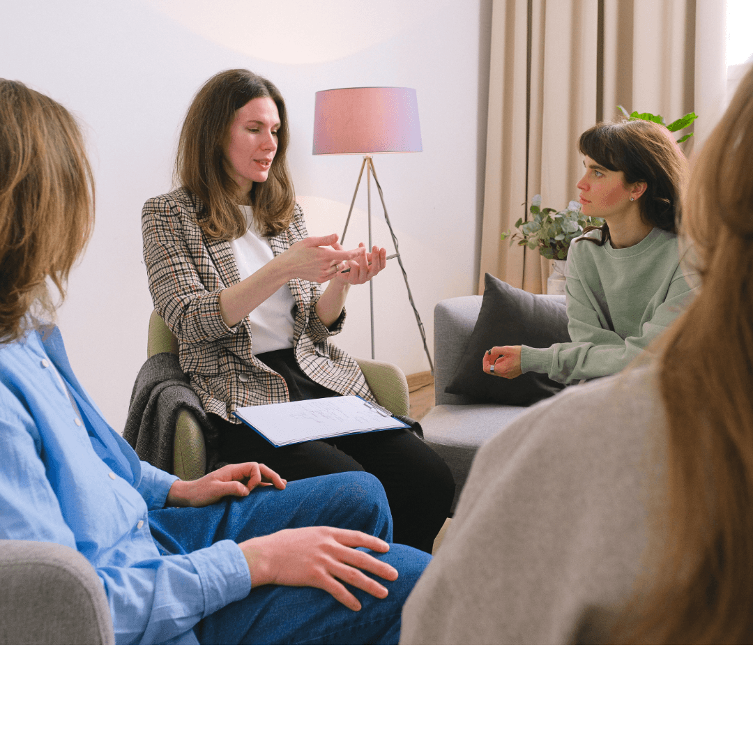 Mulheres conversando em uma sala de estar