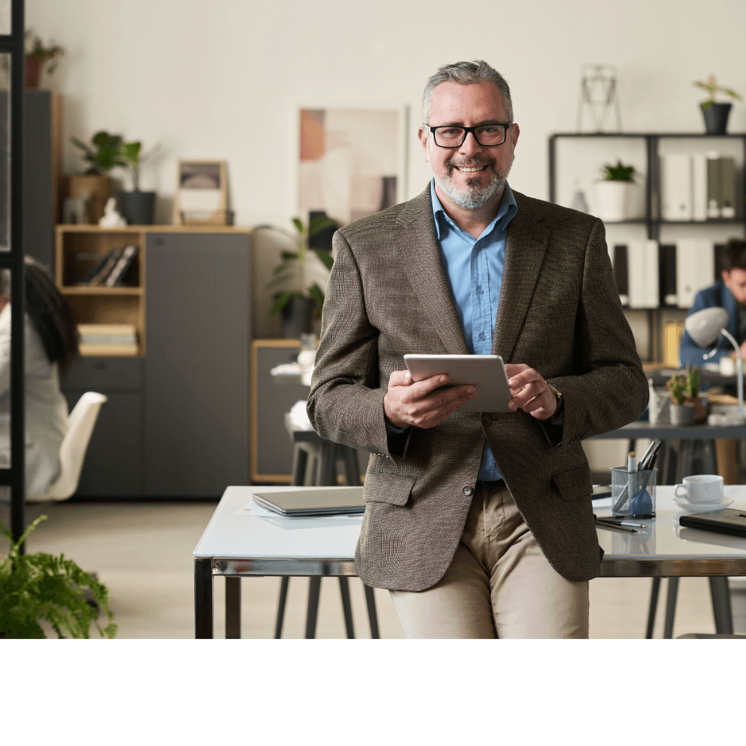 Executivo com tablet em ambiente corporativo